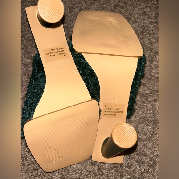 Green fuzzy EGO heels - Picture 4 of 4